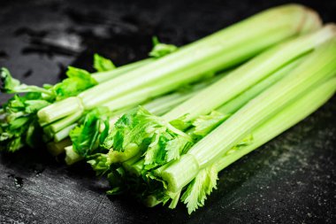 Masadaki taze kereviz sapları. Siyah bir arka planda. Yüksek kalite fotoğraf