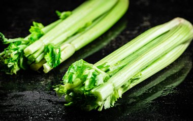 Masadaki taze kereviz sapları. Siyah bir arka planda. Yüksek kalite fotoğraf