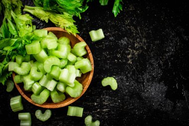 Tahta bir tabakta taze kereviz parçaları. Siyah bir arka planda. Yüksek kalite fotoğraf