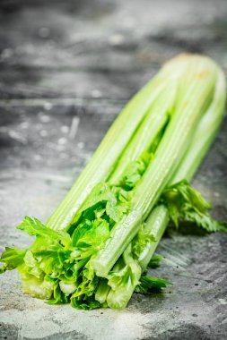 Masanın üzerinde bir tutam taze kereviz. Gri bir arka planda. Yüksek kalite fotoğraf