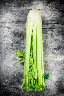 Masanın üzerinde bir tutam taze kereviz. Gri bir arka planda. Yüksek kalite fotoğraf