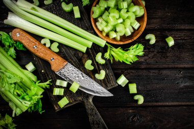 Dilimlenmiş taze kereviz. Koyu ahşap bir arka planda. Yüksek kalite fotoğraf