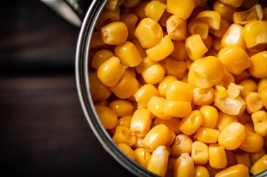 Açık konserve mısır konservesi. Ahşap bir arka planda. Yüksek kalite fotoğraf