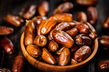 Olgun tarihler tabakta. Ahşap bir arka planda. Yüksek kalite fotoğraf