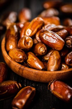 Olgun tarihler tabakta. Ahşap bir arka planda. Yüksek kalite fotoğraf