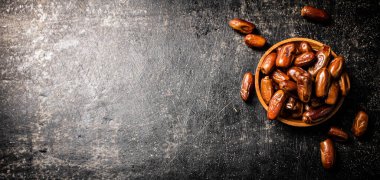 Masanın üzerindeki olgun tarihler. Siyah bir arka planda. Yüksek kalite fotoğraf