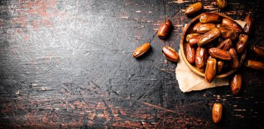 Tahta tabakta nefis hurmalar. Karanlık bir arka plana karşı. Yüksek kalite fotoğraf