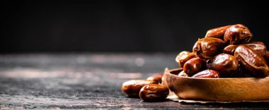 Tahta tabakta nefis hurmalar. Karanlık bir arka plana karşı. Yüksek kalite fotoğraf