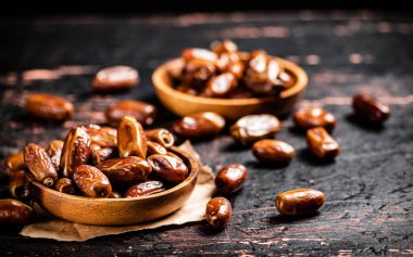 Tahta tabakta nefis hurmalar. Karanlık bir arka plana karşı. Yüksek kalite fotoğraf