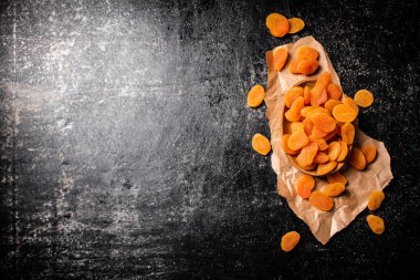 Kağıt üzerinde kurutulmuş kayısılar. Siyah bir arka planda. Yüksek kalite fotoğraf