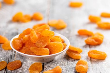 Masadaki bir kasede mis kokulu kayısılar. Gri bir arka planda. Yüksek kalite fotoğraf