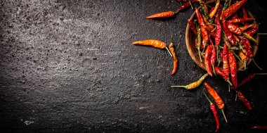 Bir tabak dolusu kurutulmuş kırmızı biber. Siyah bir arka planda. Yüksek kalite fotoğraf