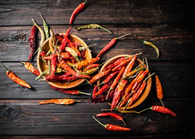 Tabakta kurutulmuş kırmızı biber kabukları. Ahşap bir arka planda. Yüksek kalite fotoğraf