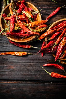 Tabakta kurutulmuş kırmızı biber kabukları. Ahşap bir arka planda. Yüksek kalite fotoğraf