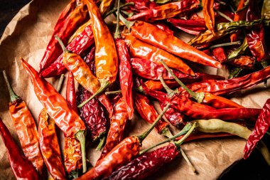 Kağıt üzerinde kurutulmuş kırmızı biber. Makro arka plan. Yüksek kalite fotoğraf