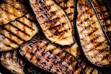 Izgara patlıcandan lezzetli dilimler. Makro arka plan. Yüksek kalite fotoğraf