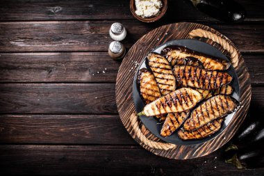 Ahşap tepside bir tabakta ızgara patlıcan. Ahşap bir arka planda. Yüksek kalite fotoğraf