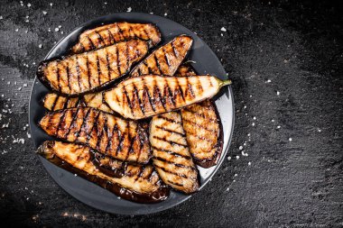 Tabakta kızartılmış patlıcan dilimleri. Siyah bir arka planda. Yüksek kalite fotoğraf