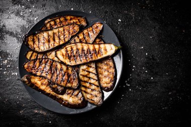 Tabakta kızartılmış patlıcan dilimleri. Siyah bir arka planda. Yüksek kalite fotoğraf