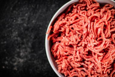 Masada taze kıymalı kase var. Siyah bir arka planda. Yüksek kalite fotoğraf