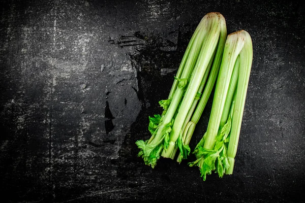 Stopy Čerstvého Celeru Stole Černém Pozadí Kvalitní Fotografie — Stock fotografie