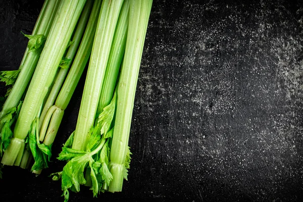 Stopy Čerstvého Celeru Stole Černém Pozadí Kvalitní Fotografie — Stock fotografie