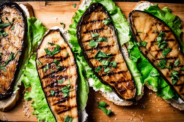 おいしい焼きナスのサンドイッチ 木製の背景に 高品質の写真 — ストック写真