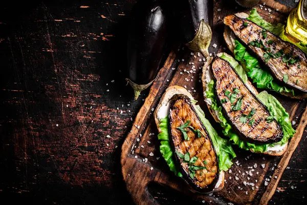 一种带烤茄子在切菜板上的香味三明治 在黑暗的背景下高质量的照片 — 图库照片