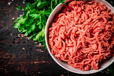 Maydanozlu kasede kıyma. Karanlık bir arka plana karşı. Yüksek kalite fotoğraf