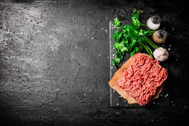 Maydanoz ve sarımsaklı kıyma. Siyah bir arka planda. Yüksek kalite fotoğraf