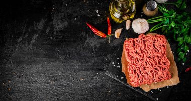 Maydanoz ve sarımsaklı kıyma. Siyah bir arka planda. Yüksek kalite fotoğraf