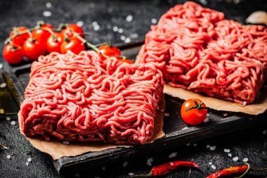 Çeri domatesli dilimlenmiş et. Siyah bir arka planda. Yüksek kalite fotoğraf