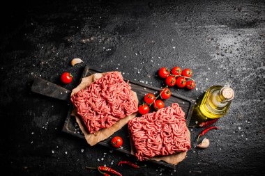 Çeri domatesli dilimlenmiş et. Siyah bir arka planda. Yüksek kalite fotoğraf