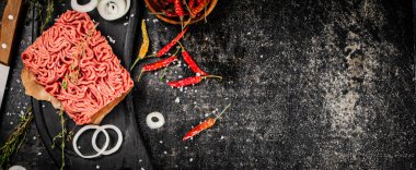 Kekik ve soğan halkalarıyla doğranmış et. Siyah bir arka planda. Yüksek kalite fotoğraf