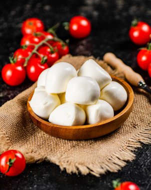 Peçetede Mozzarella, dalda domates. Siyah bir arka planda. Yüksek kalite fotoğraf
