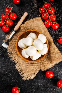 Peçetede Mozzarella, dalda domates. Siyah bir arka planda. Yüksek kalite fotoğraf