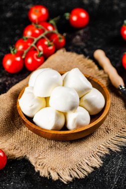 Peçetede Mozzarella, dalda domates. Siyah bir arka planda. Yüksek kalite fotoğraf