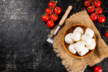 Peçetede Mozzarella, dalda domates. Siyah bir arka planda. Yüksek kalite fotoğraf