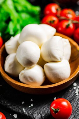 Kiraz domatesli ve marullu Mozzarella peyniri. Siyah bir arka planda. Yüksek kalite fotoğraf