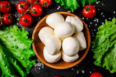 Kiraz domatesli ve marullu Mozzarella peyniri. Siyah bir arka planda. Yüksek kalite fotoğraf