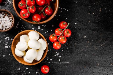 Masada domatesli ve baharatlı Mozzarella peyniri. Karanlık bir arka plana karşı. Yüksek kalite fotoğraf