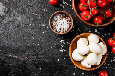 Masada domatesli ve baharatlı Mozzarella peyniri. Karanlık bir arka plana karşı. Yüksek kalite fotoğraf
