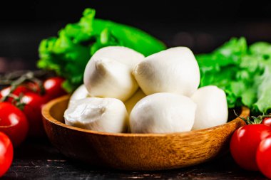 Kiraz domatesli ve marullu Mozzarella peyniri. Siyah bir arka planda. Yüksek kalite fotoğraf