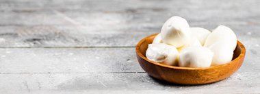 Tabakta Mozzarella peyniri. Gri bir arka planda. Yüksek kalite fotoğraf