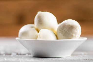 Masadaki bir tabakta mozzarella peyniri parçaları. Ahşap bir arka planda. Yüksek kalite fotoğraf