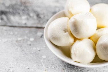 Tabakta Mozzarella peyniri. Gri bir arka planda. Yüksek kalite fotoğraf