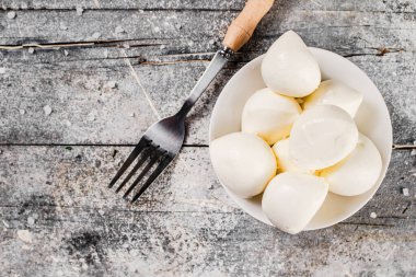 Tabakta Mozzarella peyniri. Gri bir arka planda. Yüksek kalite fotoğraf