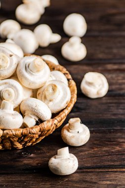 Sepette taze mantarlar. Ahşap bir arka planda. Yüksek kalite fotoğraf