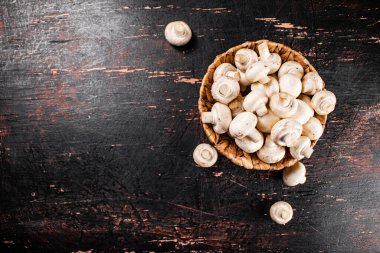 Masadaki sepetteki mantarlar. Karanlık bir arka plana karşı. Üst Manzara. Yüksek kalite fotoğraf