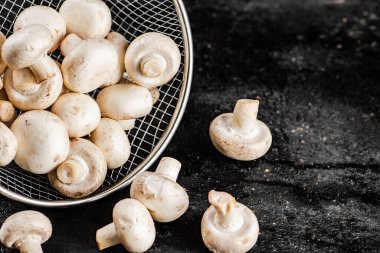 Kevaşede taze mantar. Siyah bir arka planda. Yüksek kalite fotoğraf